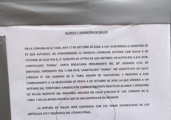 (Resolución del notario en la puerta de la casa de Nicanor Parra)