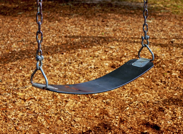 4 ejercicios para brazos y abdomen que puedes realizar en el columpio de un parque