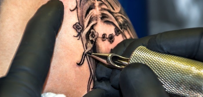 Futbolista que perdió a su esposa se tatuó en su honor emotivo dibujo de su hijo