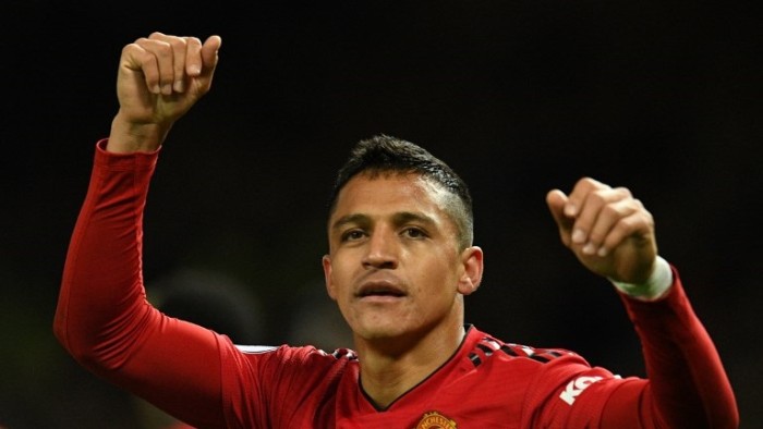 Alexis Sánchez sufrió por culpa de su rapidez y vivió percance con hincha en pleno partido