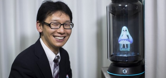 Japonés se casó con holograma de personaje animé y ya no sabemos qué pensar del mundo