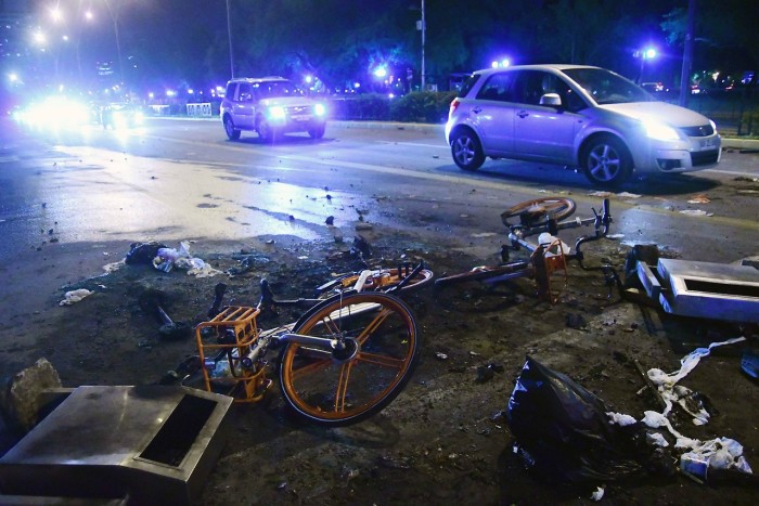 No solo por barricadas: video muestra cómo bus de Transantiago incendia bicicletas Mobike