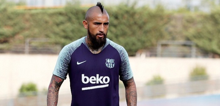 Arturo Vidal llama la atención de prensa española: juega más en La Roja que en Barcelona