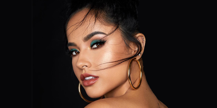 A lo Rihanna: Becky G cautivó con sensual campaña para su nueva línea de cosméticos