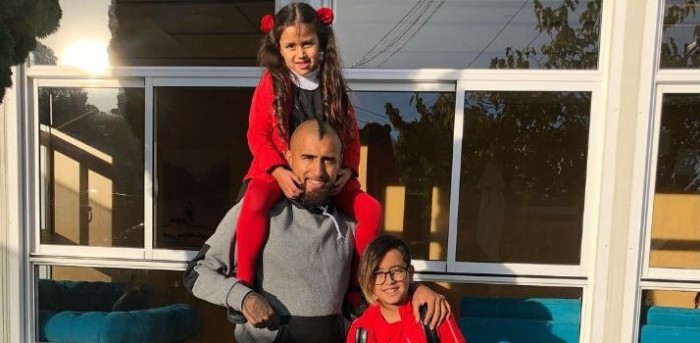 Arturo Vidal publica imagen de su familia como 'Los Simpson' y arrasa en redes
