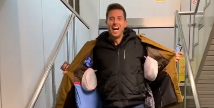 La genial idea de un británico para no pagar por el equipaje de mano en los aviones