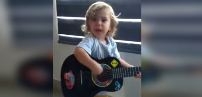 Niño cantando “La Malagueña” con su guitarra es el nuevo viral que te robará el corazón