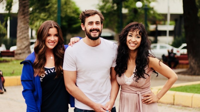 Ex 'Rojo' Simoney Romero lanza nuevo videoclip con Ariel Levy y Cata Vallejos