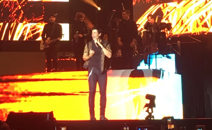 Chayanne sufrió pequeño chascarro en concierto en Concepción: se tropezó en pleno show