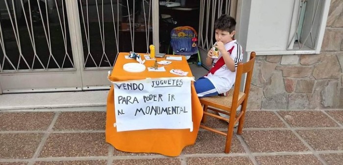 Niño de 6 años vende sus juguetes para ver final de River y Boca por Copa Libertadores