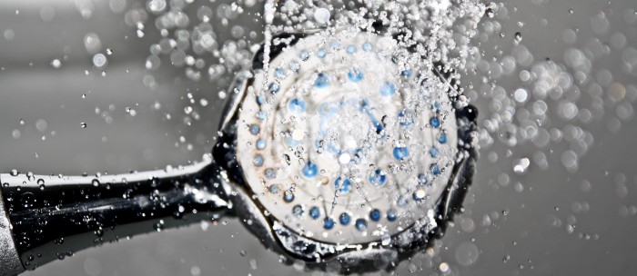 ¿Tienes una ducha teléfono metálica? Ojo que podría esconder serios peligros para tu salud