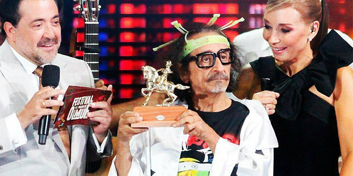 Florcita Alarcón interrumpió despacho en vivo de TVN con irreverente gesto a la cámara