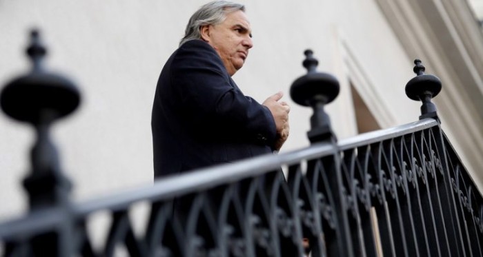 Ministro Chadwick sufrió fuerte caída en La Moneda: quedó con fractura y esguince