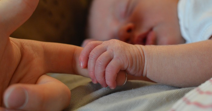 Un ángel de la guarda: mujer busca a motociclista que la ayudó a salvar a su bebé