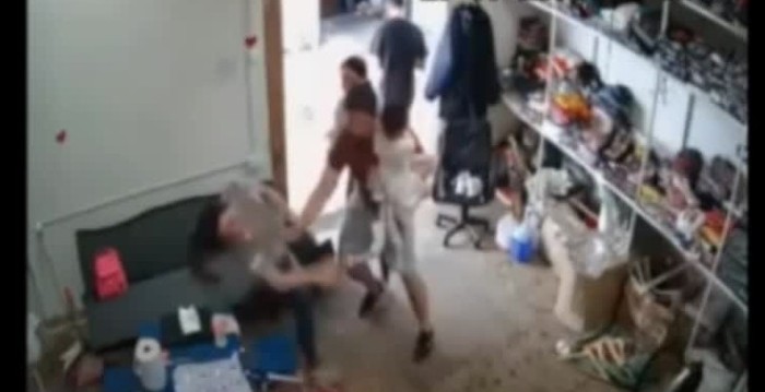 Video registró violenta agresión de sujeto a su expareja para arrebatarle a su hija