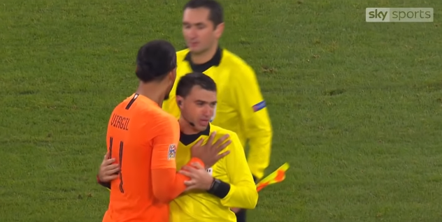 Árbitro recibió terrible noticia en pleno partido: le avisaron que su mamá había fallecido