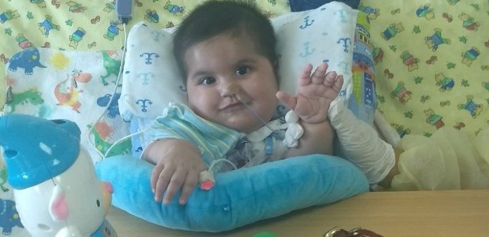 Ordenan a Fonasa entregar millonario medicamento que salvaría la vida de bebé de 1 año