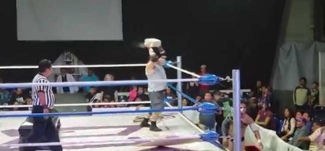 Lucha libre al extremo: peleador agredió brutalmente a rival con ladrillo y lo dejó nocaut