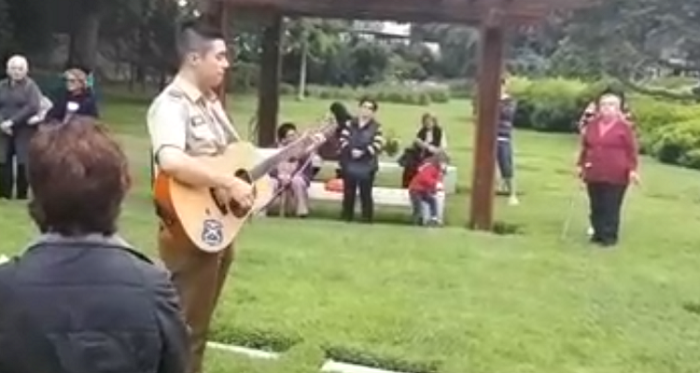 Carabinero sorprendió cantando 'Ángel para un final' en el Parque del Recuerdo de Santiago