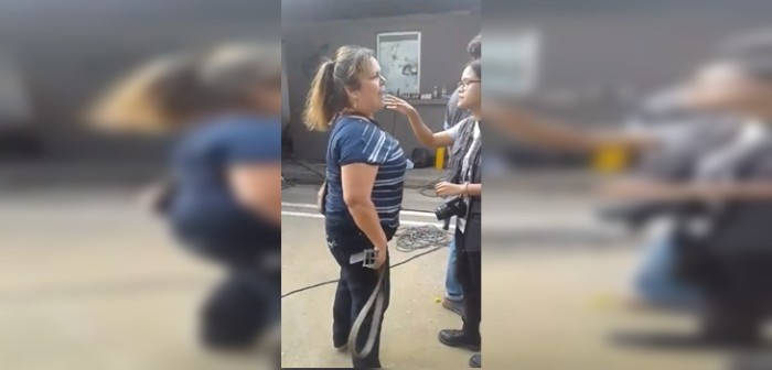 Furiosa mamá se hizo viral por salir a buscar a su hijo a una protesta con correa en mano