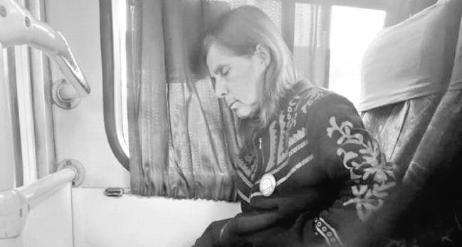 Final feliz: fundación acogerá a mujer con Alzheimer que acompañaba a su esposo a trabajar