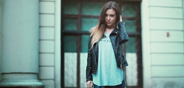 Ni lo imaginabas: la útil razón por la que algunas chaquetas tienen botón en los hombros