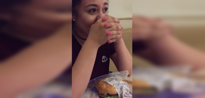 Joven se volvió viral con original (y sabrosa) declaración de amor: usó una hamburguesa