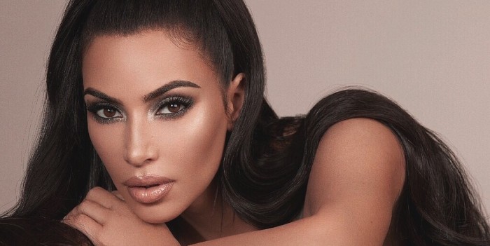 Kim Kardashian usó vestido transparente en alfombra roja y proyectó osado efecto visual