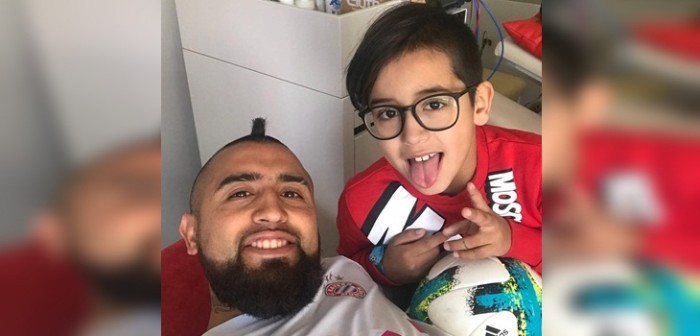 'Monito' Vidal llegó al Copihue de Oro en auto de colección