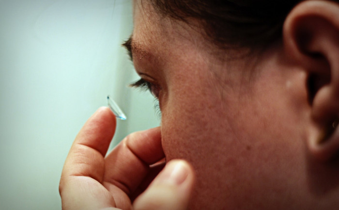 Mujer no se quitó los lentes de contacto al nadar y parásito la dejó ciega de un ojo