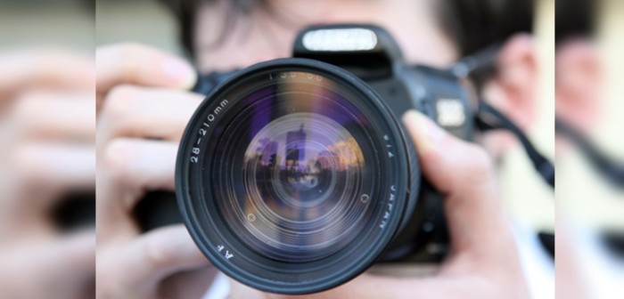 Polémica en Limache por imagen de funcionario municipal haciendo 'striptease' a compañera