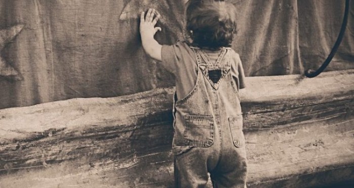 Encuentran a niño vagando solo por calles de Valdivia: padre no se percató de desaparición