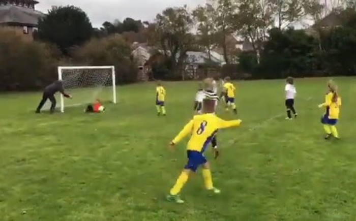Con un papá así... niño es empujado por su padre para evitar un gol