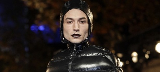 ¿Parka o vestido? Ezra Miller lució 'extraña' prenda en evento y se robó la película