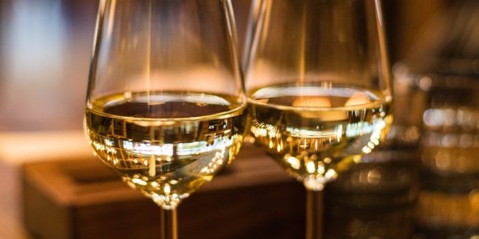 Aléjate de ellas para las fiestas: las 4 bebidas alcohólicas que más dañan la piel