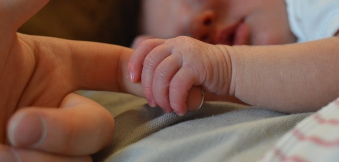 Investigan a científico tras crear bebés modificadas genéticamente: son resistentes al VIH