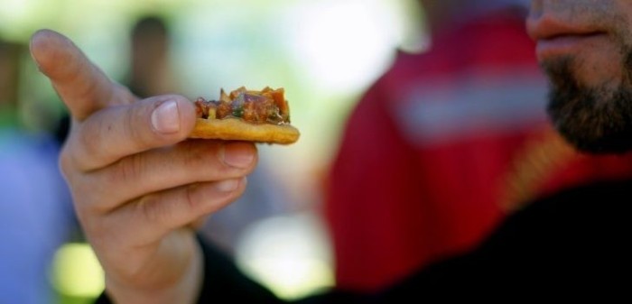 Comerciante regaló sopaipillas a jóvenes que dieron PSU: su gesto conmovió y se hizo viral