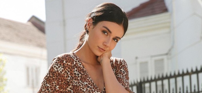 El arriesgado y pomposo vestido que lució Steffi Méndez en la gala de los Copihue de Oro