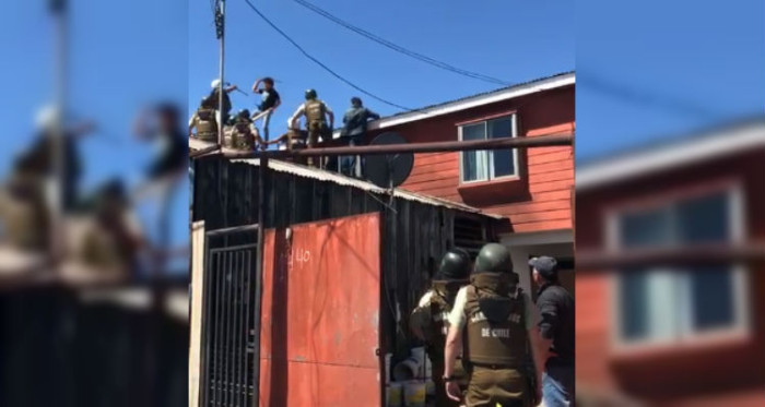 Joven evitó a palos ser detenido por Carabineros sobre techumbre tras amenazar a sus papás