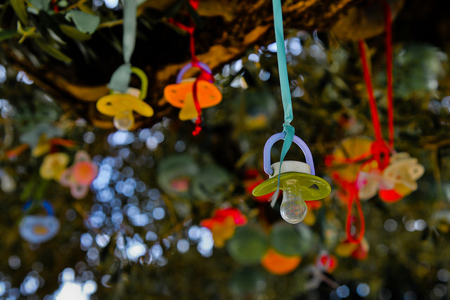 El impensado beneficio que tendría limpiar el 'tete' de tu bebé con la boca, según estudio