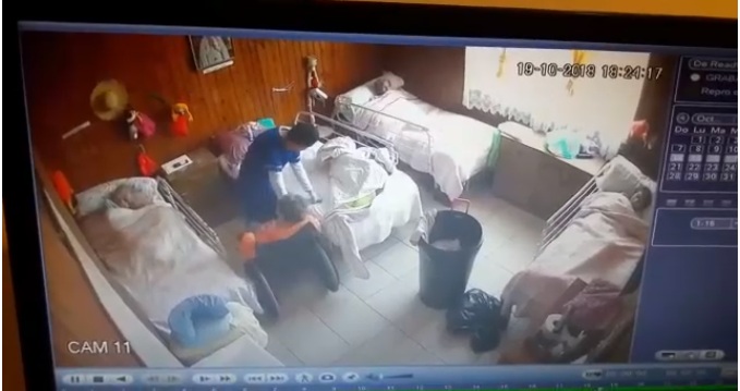 Filtran video de paramédico golpeando a anciana en hogar de Quillota: ella murió