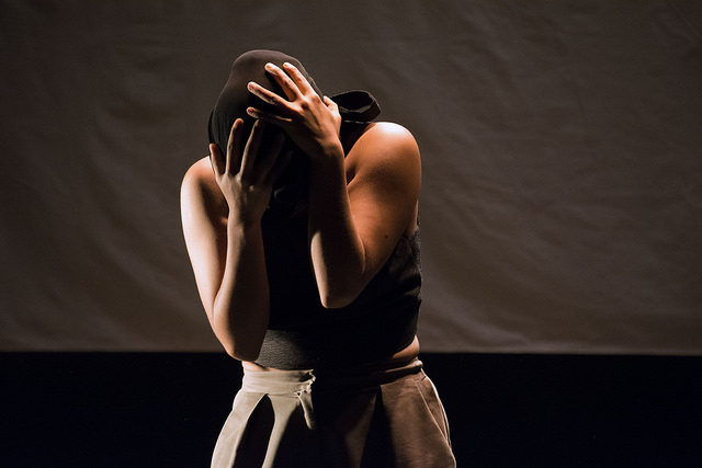 El humillante castigo que dio madre a su hija: la obligó a caminar desnuda en la calle