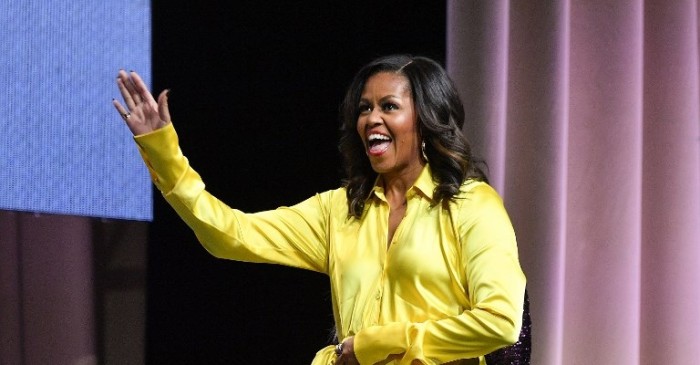 Michelle Obama deslumbró con atuendo en lanzamiento de su libro: botas Balenciaga fueron sensación