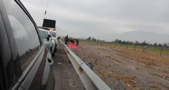 Hallan a persona decapitada a un costado de autopista en Santiago: habría sido atropellada