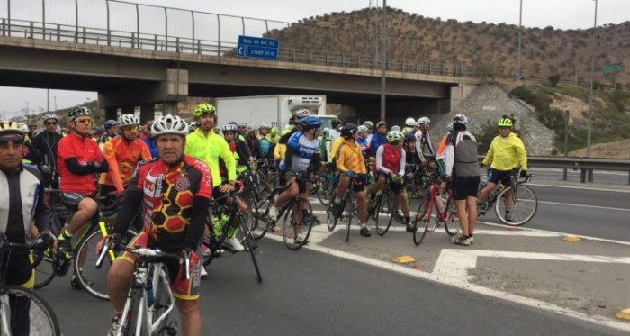 Captan tenso momento entre Carabineros y ciclistas en plena Ruta 68: no los dejaban pasar