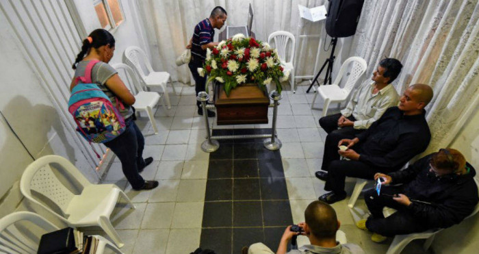 10 días velándolo: familia se rehúsa a sepultar a venezolano a la espera de que resucite