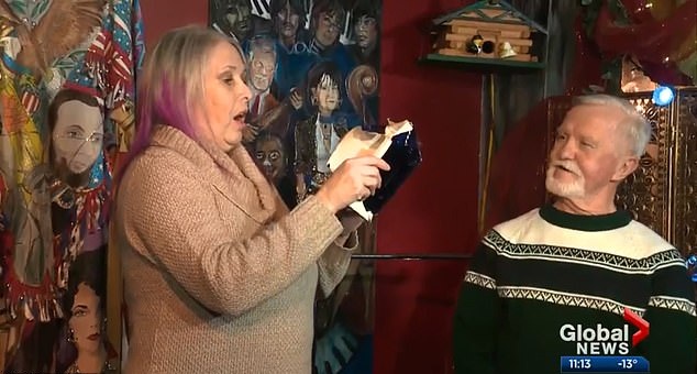 Hombre guardó regalo navideño de su exnovia y tras 47 años lo abrieron durante reencuentro