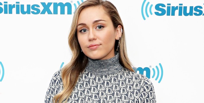 Miley Cyrus casi mostró de más con arriesgado look en show en vivo: estaban todos tensos