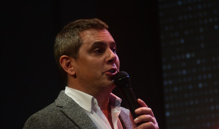 La razón por la que Viñuela se bajó del cierre de Teletón: acompañó a su esposa embarazada