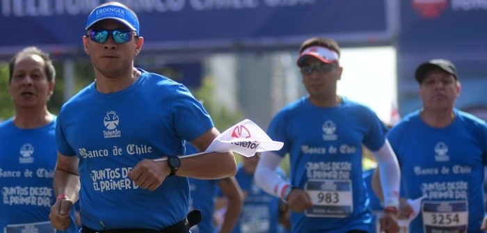 Corredores llegaron disfrazados a la maratón de la Teletón: apareció un 'Súper Saiyajin'